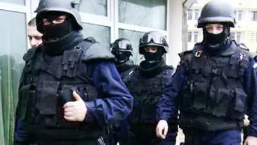 Bataie rupta din desene animate! O trupa de lautari imbracati in roz a fost batuta de interlopi! Totul a pornit de la o gluma!