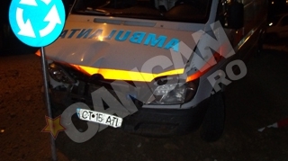 O ambulanta a "incalecat" pe un sens giratoriu