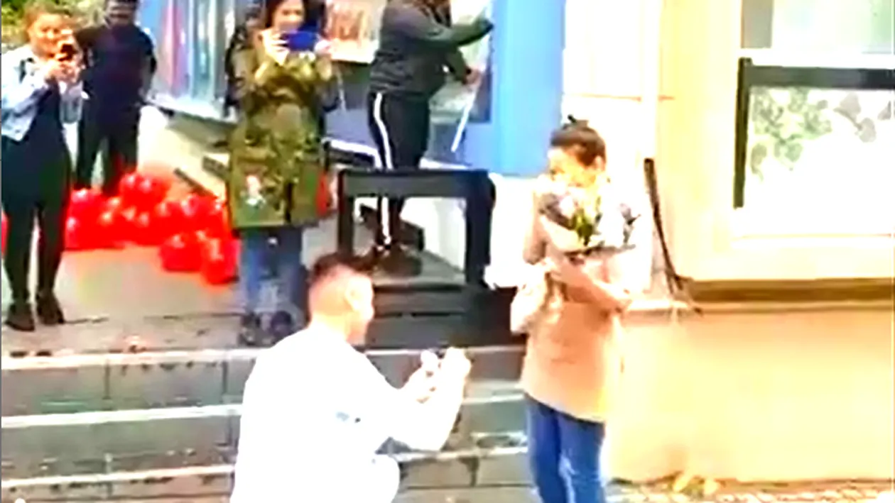 VIDEO emoționant. Cerere în căsătorie la coadă la covrigi. Modul original în care un craiovean și-a cerut iubita de soție în fața a zeci de oameni