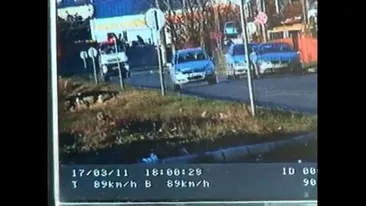 O cursa intre doi soferi din Timisoara s-a terminat in stalp