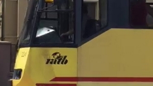 De rasu` plansu`! Un tramvai a ramas blocat pe sine in mijlocul unei intersectii!