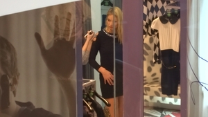 Cand nu e la sala de sport, Valentina Pelinel colinda din magazin in magazin! Vezi ce si-a cumparat frumoasa blonda!
