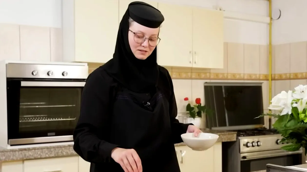 Maica Stareță Iuliana de la Mănăstirea Hristos Pantocrator din Alba Iulia ne îmbie cu cartofi rumeniți în susan, aurii și binecuvântați cu mireasmă de usturoi