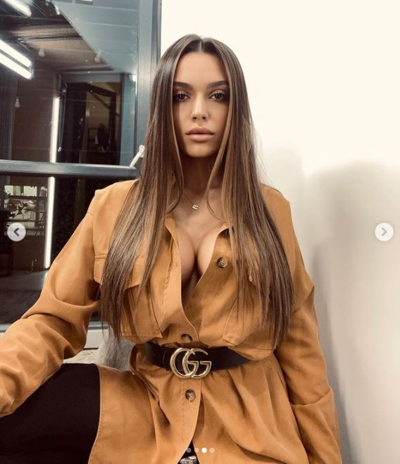 Karmen și-a pus silicoane XXL? Fiica lui Adi Minune, cu cel mai obraznic decolteu și a fost luată la mișto: “Să nu-ți cadă «baloanele» ?” | FOTO