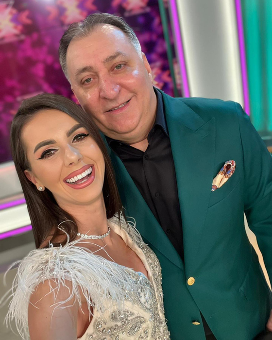 Vali Vijelie: "Eu unde merg îmi place să mă distrez, cânt ce îmi place și toată lumea să asculte melodia cu prietena mea, Georgiana Lobonț. E de bine!"