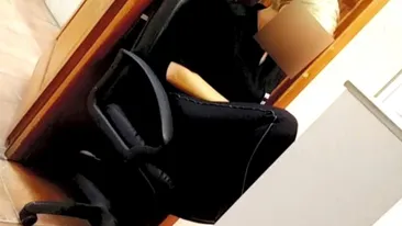 Revoltător. Cum a fost fotografiată o polițistă locală din Oradea la birou