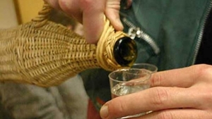 Venise la o beţie la prietenul său, când a zărit-o pe Ancuţa! După câteva ore, petrecăreţii au observat ceva în camera alăturată