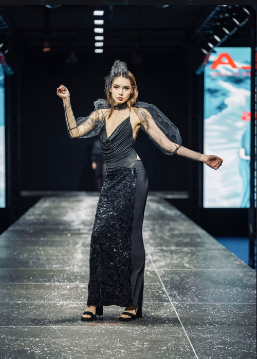 Colecția Black Opulence realizată de Beatrice Lianda Dinu prezentată în cadrul evenimentului Pasarela