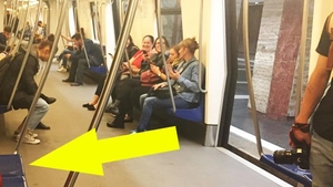 Surpriză: cine a fost fotografiat în metroul din București! Călătorii au crezut că nu văd bine