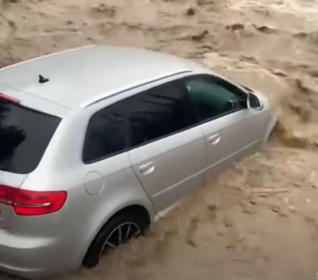 Imaginile zilei | Un bărbat din Prahova încearcă să treacă un râu cu mașina, dar a fost luată de viitură. Internauții nu s-au abținut și au glumit pe seama șoferului: ”Păcat de pod”