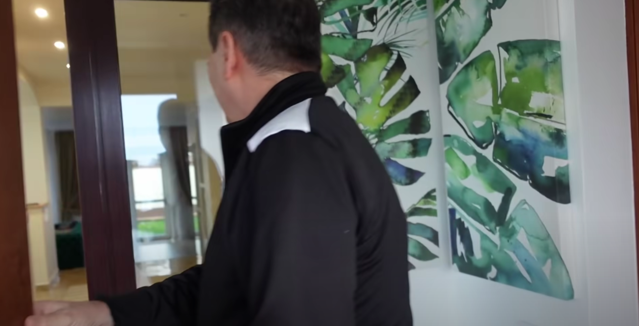 Nea Mărin locuiește într-o vilă de 200.000 de euro/ Sursa foto: Captură video
