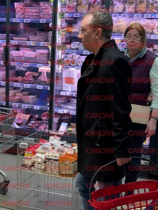 Bărbatul este un gentleman și a cărat el coșul cu produse