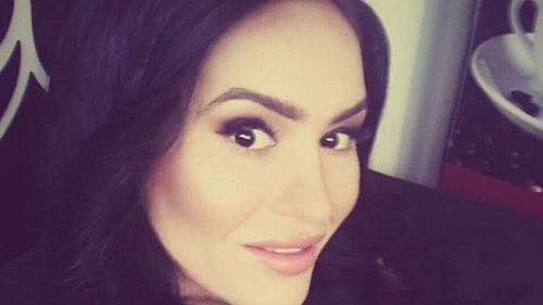 Detaliul PERVERS din aceasta fotografie! Margherita din Clejani, cu sanii iesiti din rochie