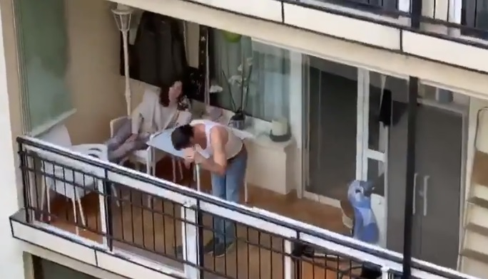 VIDEO / Dovada că izolarea poate fi și amuzantă! Ce a făcut un bărbat pe balcon întrece orice imaginație