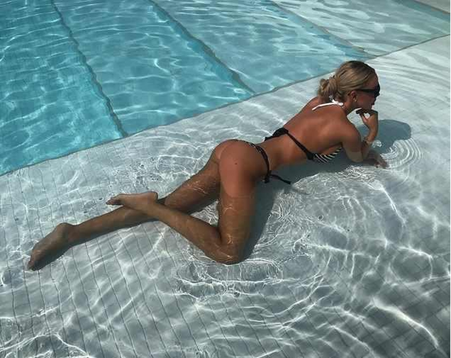 Bianca Drăgușanu, fotografiată într-un costum de baie minuscul la mare. Detaliul intim observat de toată lumea