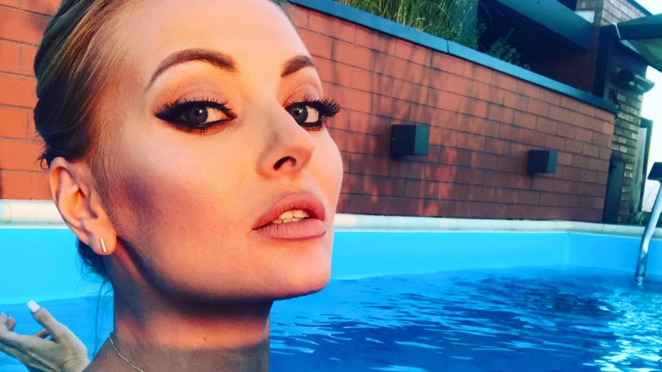 Delia a profitat de vremea bună și s-a relaxat la piscină! Vedeta a stârnit fanteziile bărbaților cu formele sale sexy, în costum de baie