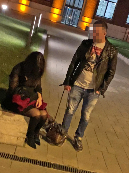 Femeia nu-și poate ține capul drept