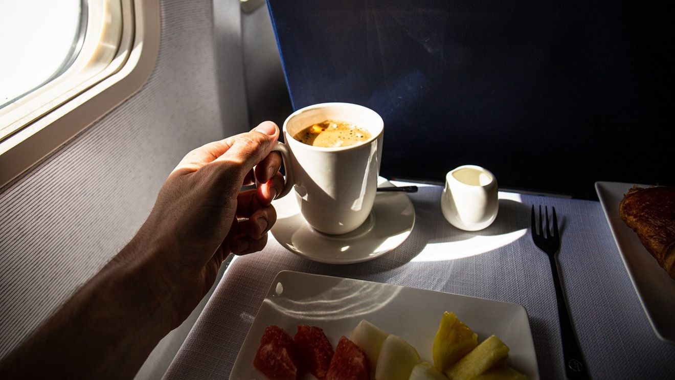 De ce nu trebuie să comanzi cafea în avion. O fostă stewardesă avertizează