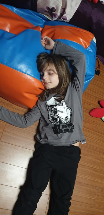 Adela face mari sacrificii pentru ca Davis, fiul ei bolnav, să ducă o viață mai bună