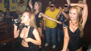 Andreea Antonescu s-a dezbracat in club in chiloti, pentru ca transpirase leoarca! Uite cum i-a distrat pe barbati!