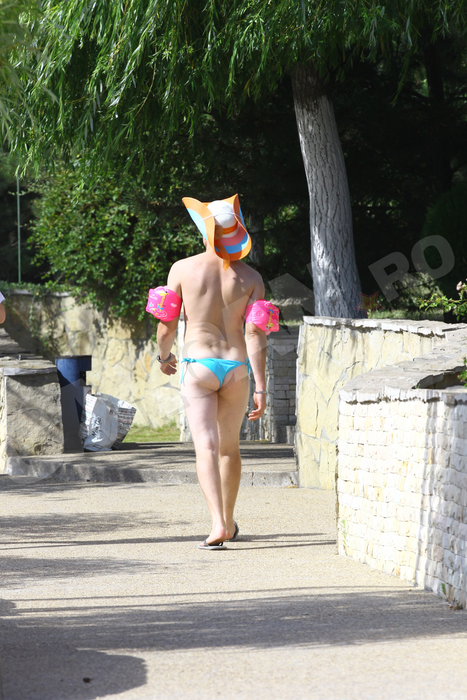 Apariţie incredibilă, pe litoral! Acest bărbat a „furat“ o pereche de bikini şi a ieşit aşa la plajă