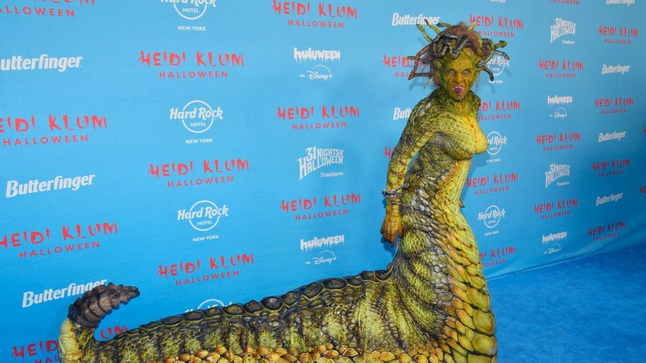 Celebra actriță care a fost irecognoscibilă de Halloween! Ghicești cine se ascunde sub masca Medusei?!