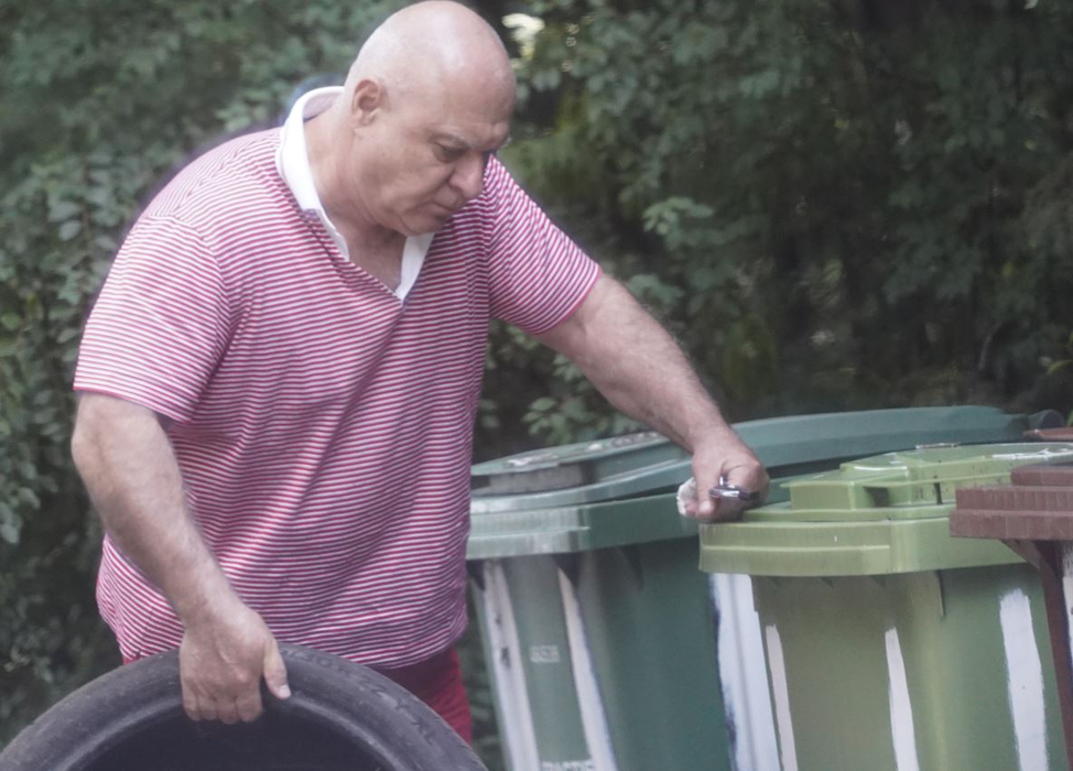 Fostul halterofil Marius Marinescu se "luptă" cu o anvelopă