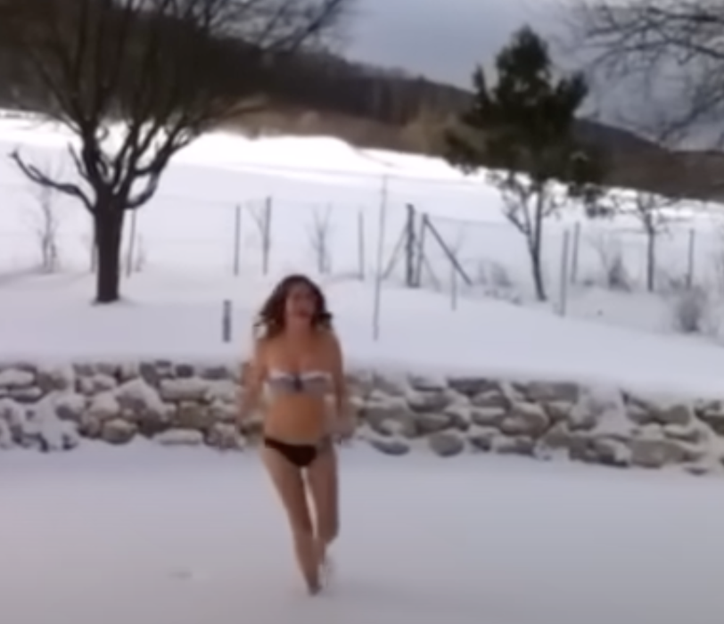 Cristela Georgescu, imagini geniale: a ieșit în costum de baie, în zăpadă. FOTO