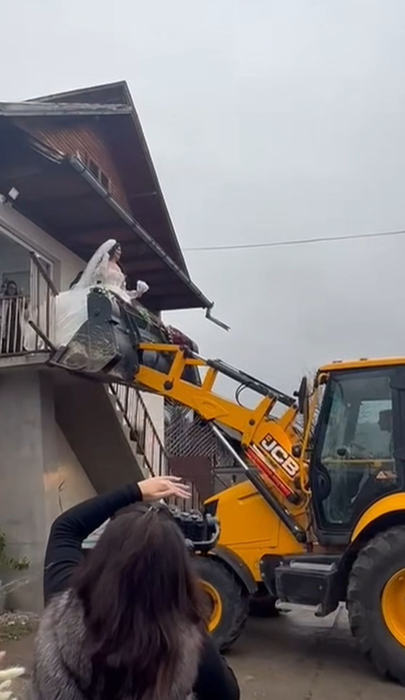 Nu e un banc! Cum au fost scoasă din casă această mireasă, în ziua nunții