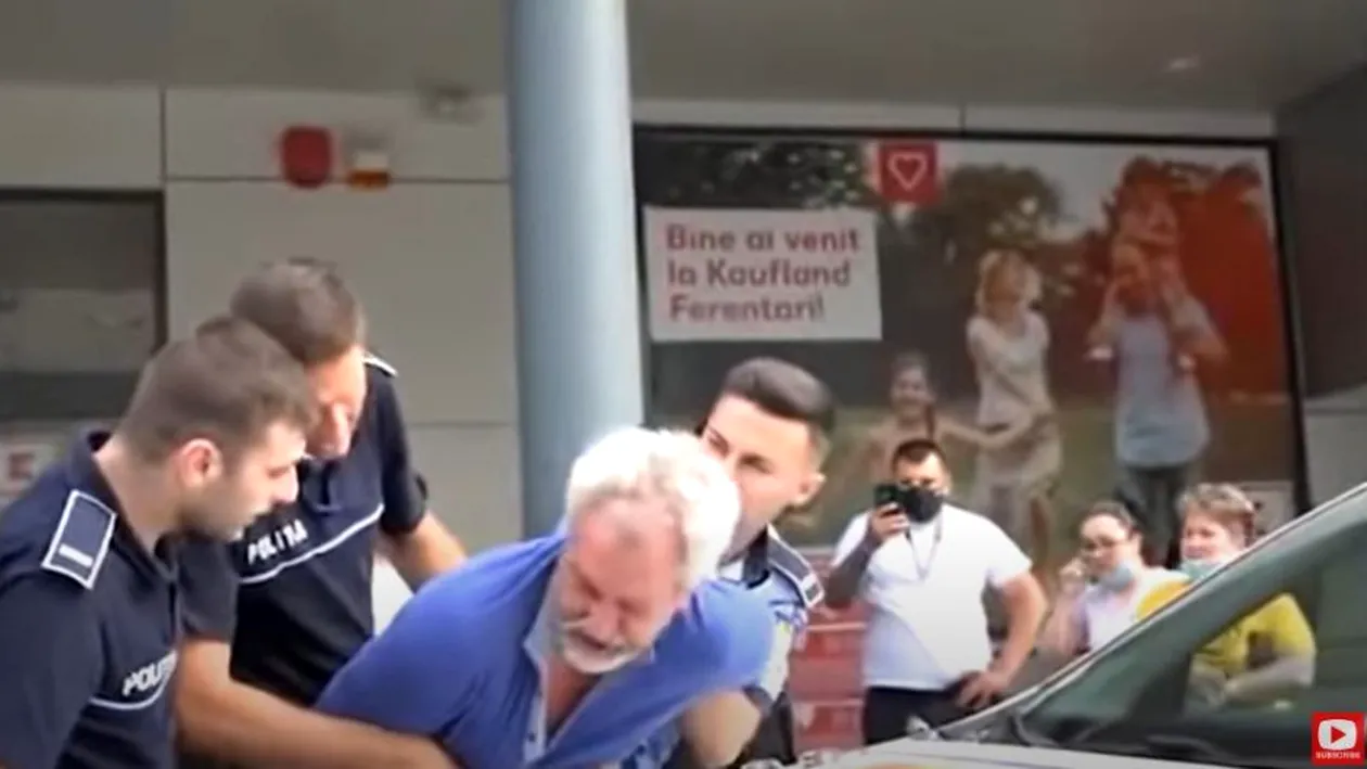 VIDEO. Scene șocante petrecute în fața unui centru comercial din Ferentari. Bătrân, încătușat de opt polițiști