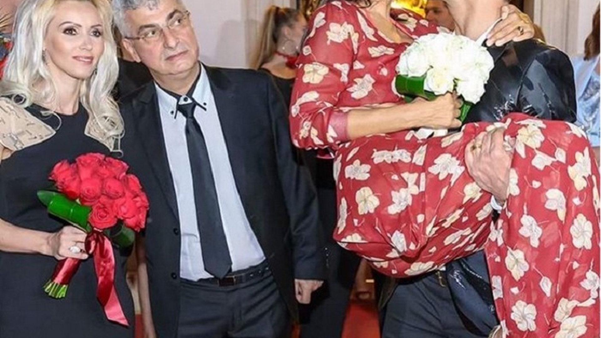 VIDEO / În ipostaza asta nu ai văzut-o niciodată! Oana Zăvoranu alăptează o pisică: "Nu pot să cred!"