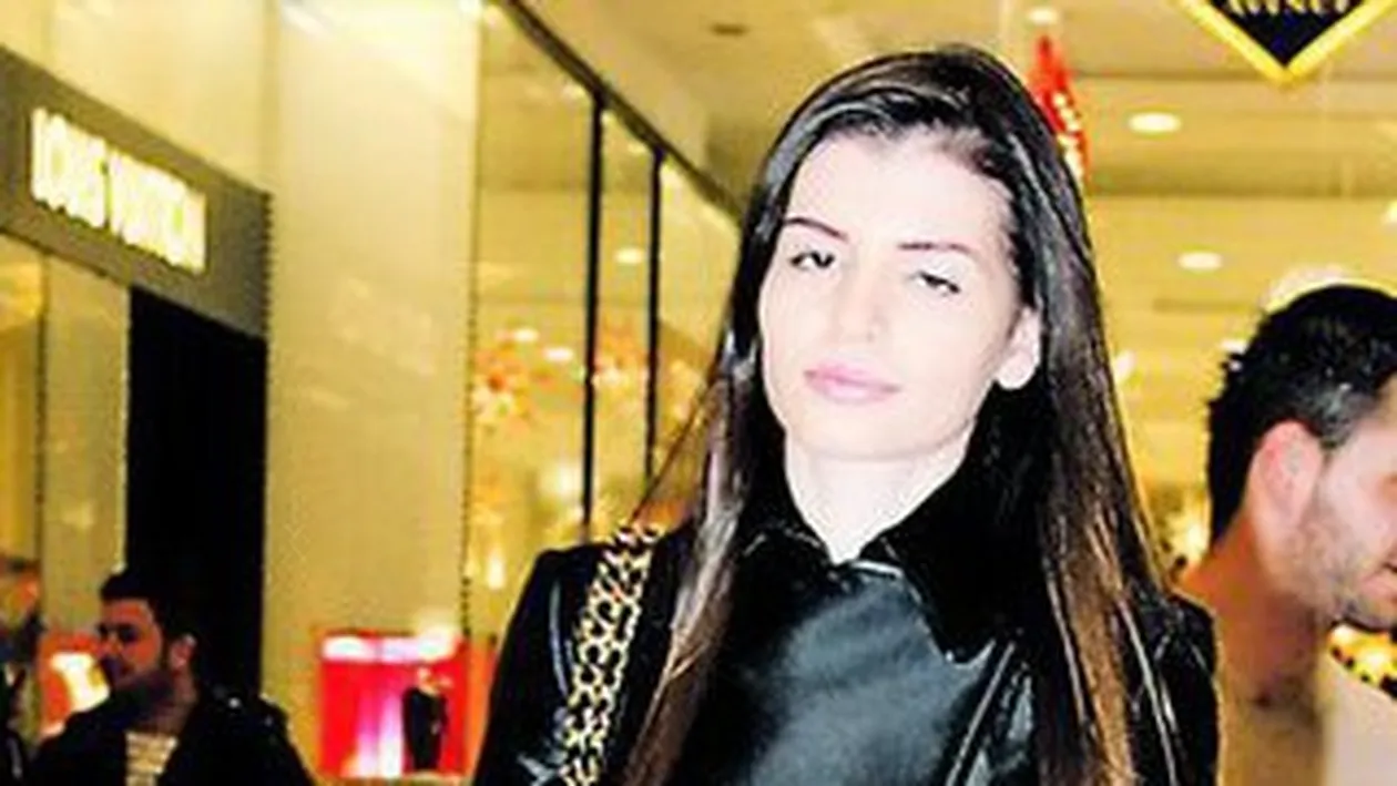 Are dreptul sa o ia pe Irinuca doua weekenduri pe luna, dar o vede o data la doua luni. Moni vrea custodia fetitei, dar nici macar nu o viziteaza