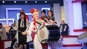 Secretul unei tinute fabuloase! 40 de femei au cusut manual costumul pe care Loredana l-a imbracat de 1 Decembrie!