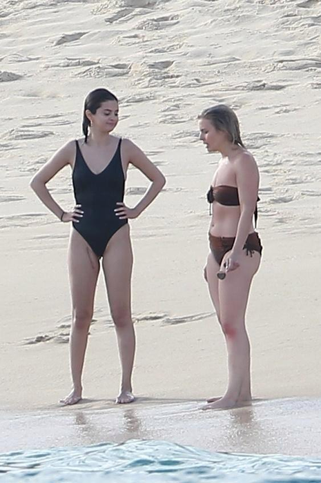 Selena Gomez a apărut în costum de baie. Vei rămâne mut de uimire când vei vedea ce avea în apropierea zonei intime!