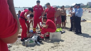 CUMPLIT! Un bărbat a fost înghiţit de valuri şi a murit la EFORIE NORD când încerca să îşi salveze fiica din apa mării