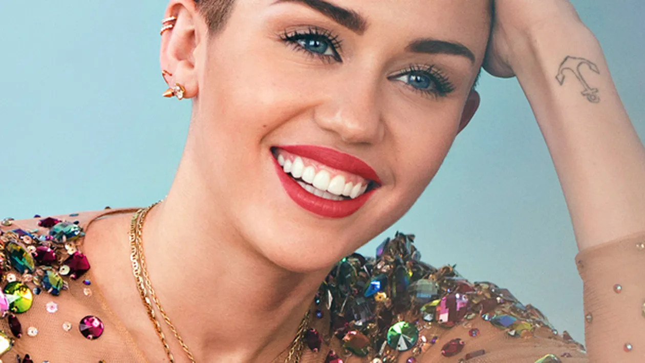 MILEY CYRUS s-a măritat în secret? Fanii cântăreţei au luat-o razna instant! Iată prima imagine cu inelul