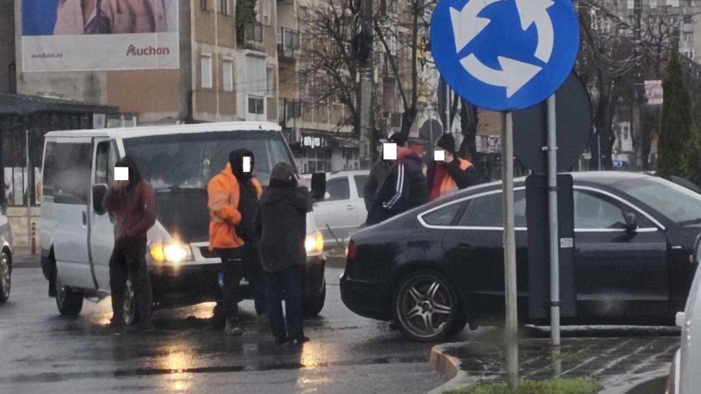 Interzis în sensul giratoriu! Șofer amendat cu peste 3.000 de lei și permis suspendat