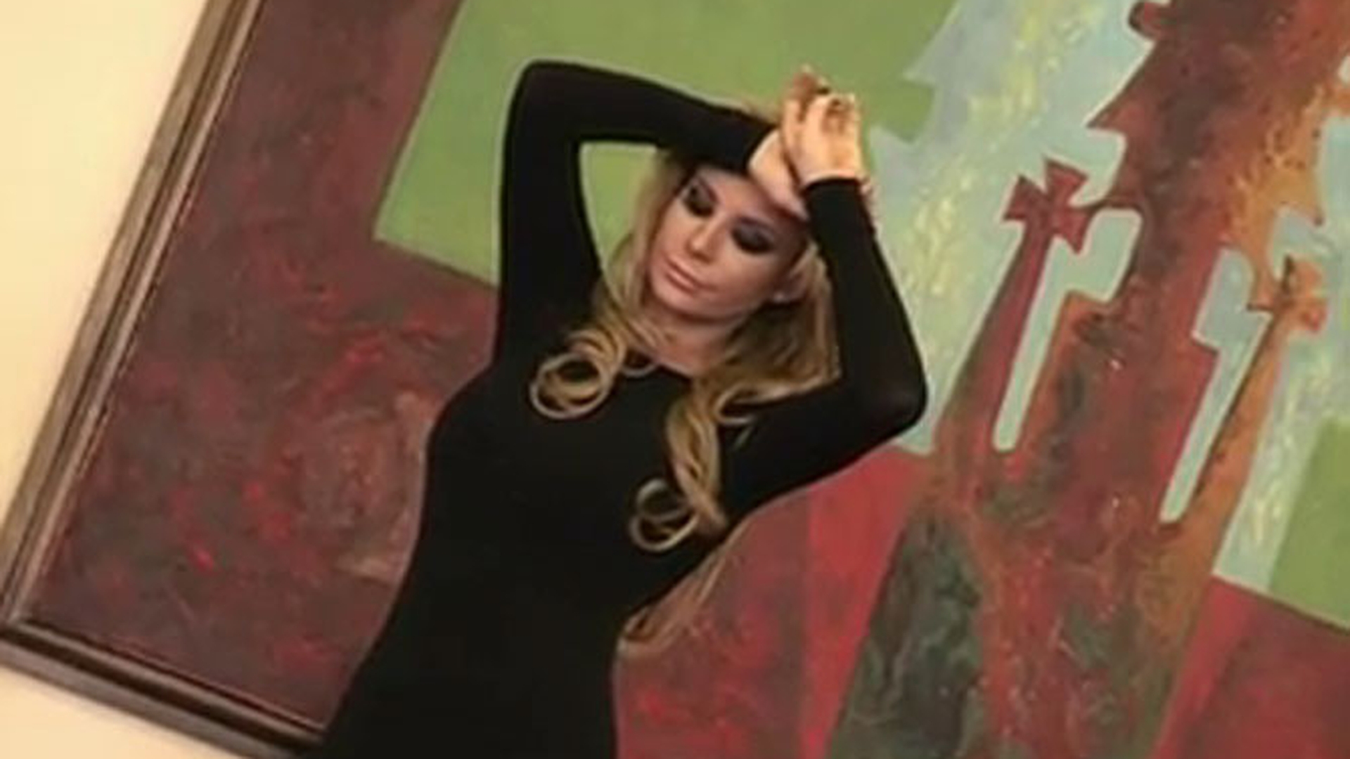VIDEO Uite-o pe senzuala Marina Dina cum pozeaza intr-o sedinta foto! Priceperea ei face meseria de model sa para facila!