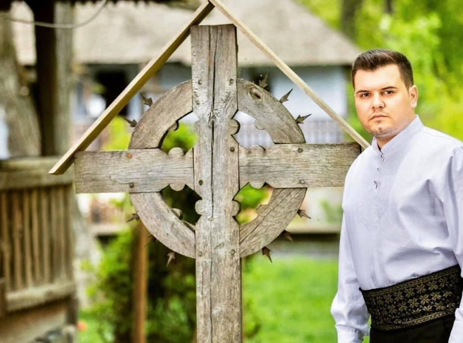 Abandonat de mamă la doi ani! Povestea fabuloasă de viaţă a cântăreţului-teolog
