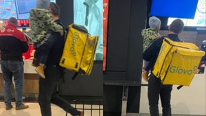 Curierul Glovo care a emoţionat tot internetul: "Merită o mărire de salariu"
