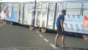 VIDEO ULUITOR. La Craiova se presară pământ de flori pe şine ca să urce tramvaiul la deal!