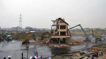 Simbolul rezistentei a picat! Casa din mijlocul autostrazii a fost demolata