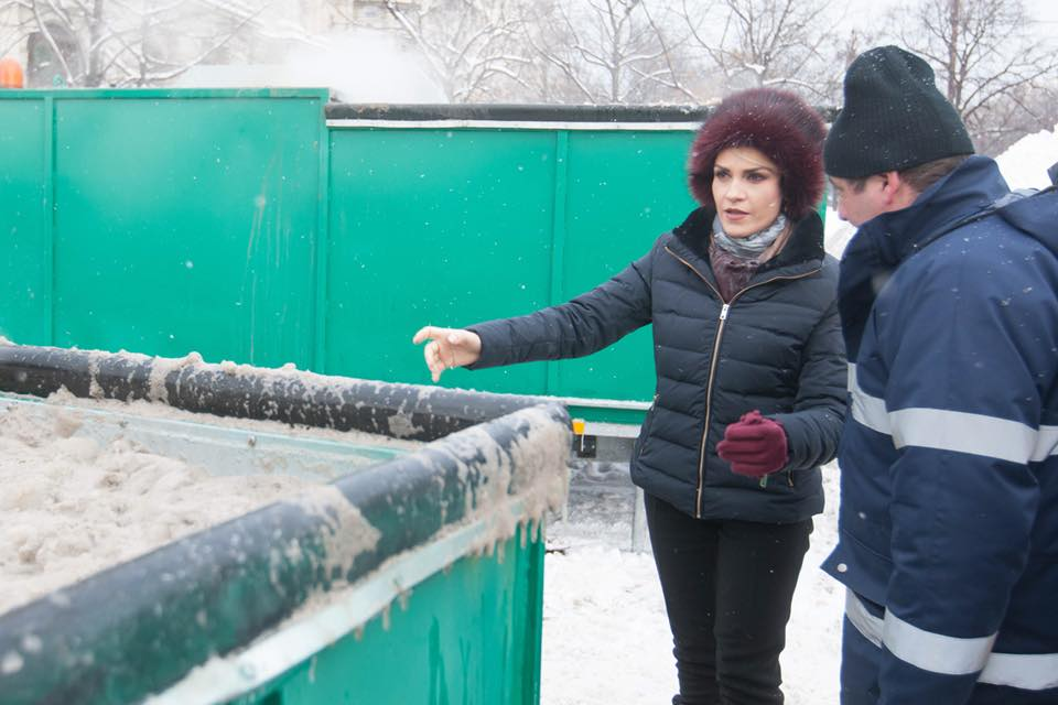 Gabriela Firea, pusă la zid din cauza căciulii pe care o purta! Primarul general a făcut precizări: ”Este cumpărată de la tarabă, aveau și…”