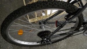 A urcat 48 de etaje pe bicicleta, in 20 de minute, prin metoda "saltul iepurasului"