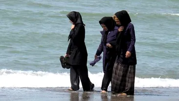 Slava Domnului ca nu suntem musulmani! Uite cum fac baie cateva femei, imbracate din cap pana in picioare la peste 30 de grade!
