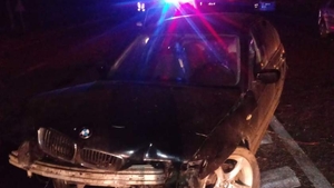 Accident violent în Dolj! Un bebeluş în stare gravă şi alte 3 persoane rănite, după ce mașina în care erau a lovit o fântână pe DN6