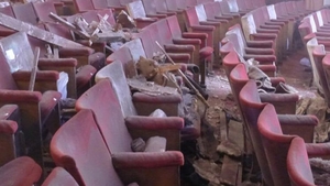 Imagini infioratoare! S-a prabusit teatrul peste ea, dar a supravietuit