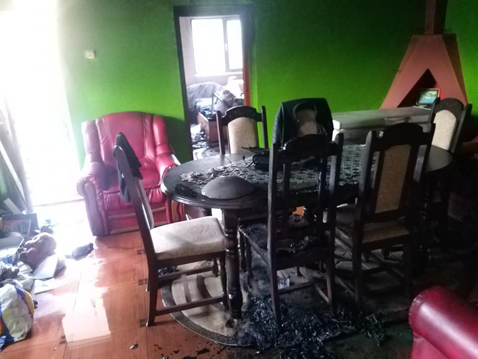 Hoții au dat foc după ce au răvășit totul