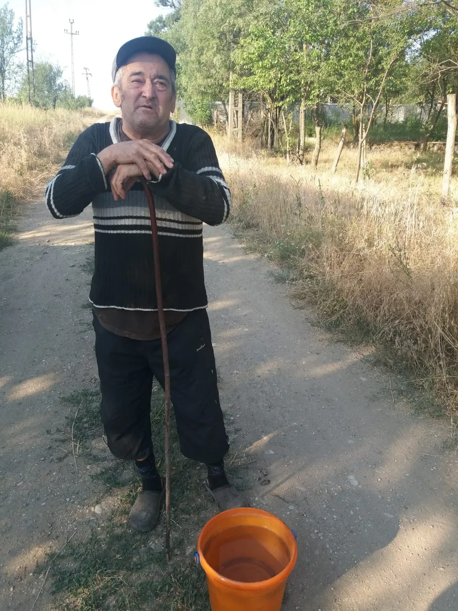 Unul dintre cei câțiva locuitori din Bucicani