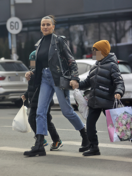 Claudia i-a preluat pe cei mici în grija sa / (Sursa: CANCAN.RO)